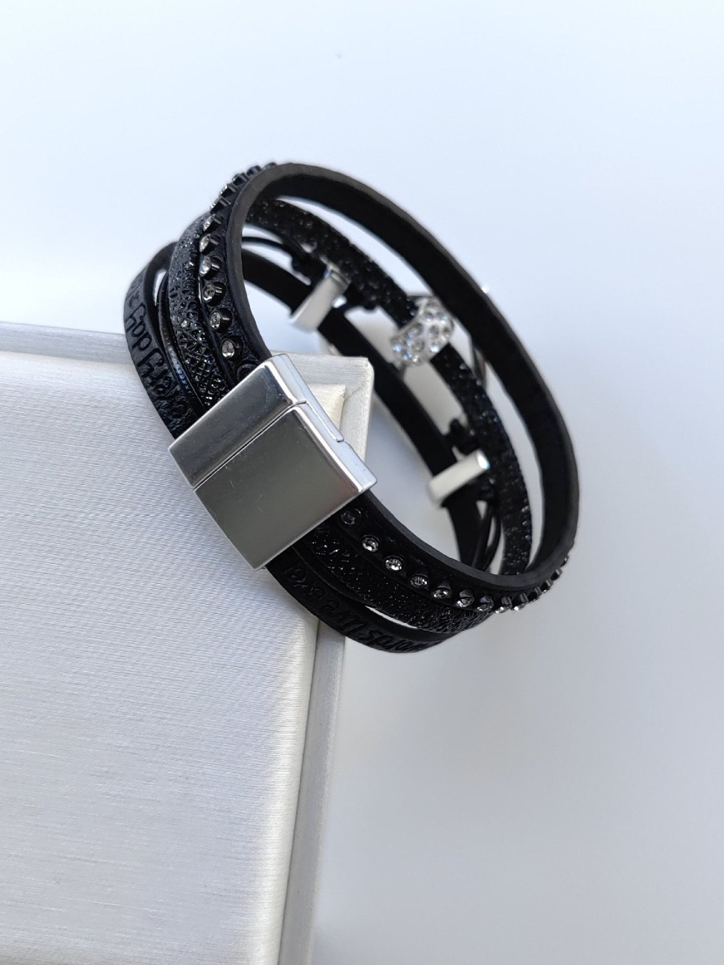 'Heartlock' Vintage Hollow Heart Leather Bracelet AlielNosirrah